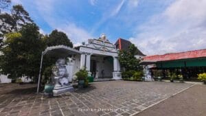 Entrance of the Yogyakarta Palace complex showcasing traditional Javanese architecture, symbolizing the history of Yogyakarta and its royal cultural heritage in Indonesia.