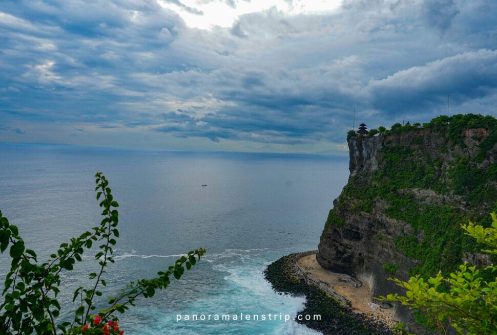 Bali travel tips and tricks with a dramatic cliffside view at Uluwatu Hill and Uluwatu Temple overlooking the Indian Ocean