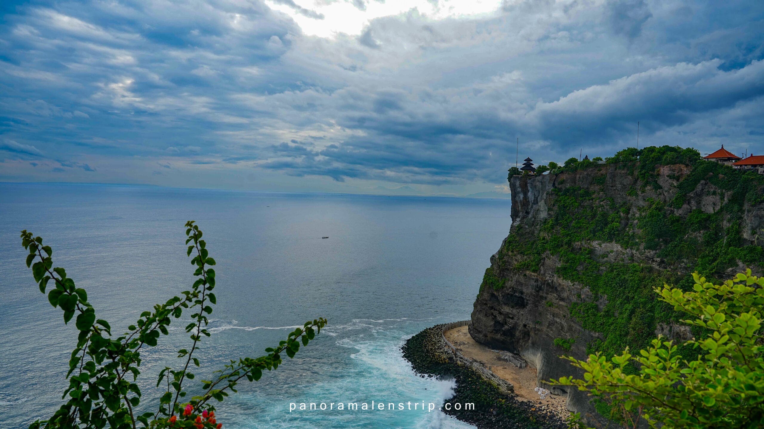 Bali travel tips and tricks with a dramatic cliffside view at Uluwatu Hill and Uluwatu Temple overlooking the Indian Ocean