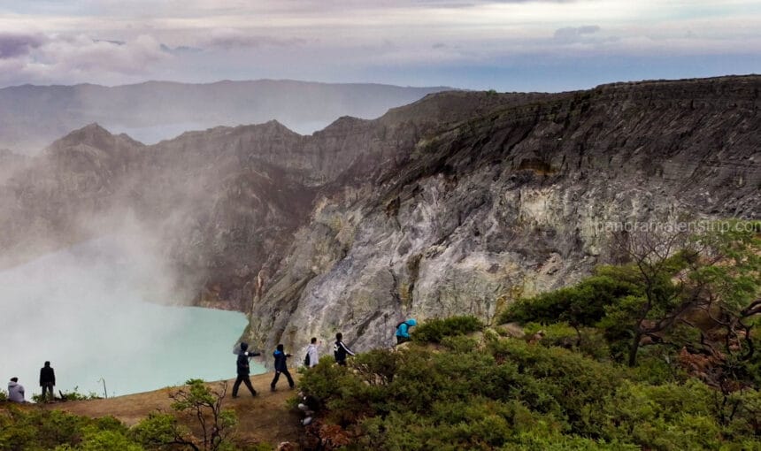 Ijen Crater Hike Difficulty: Health & Gas Mask Safety