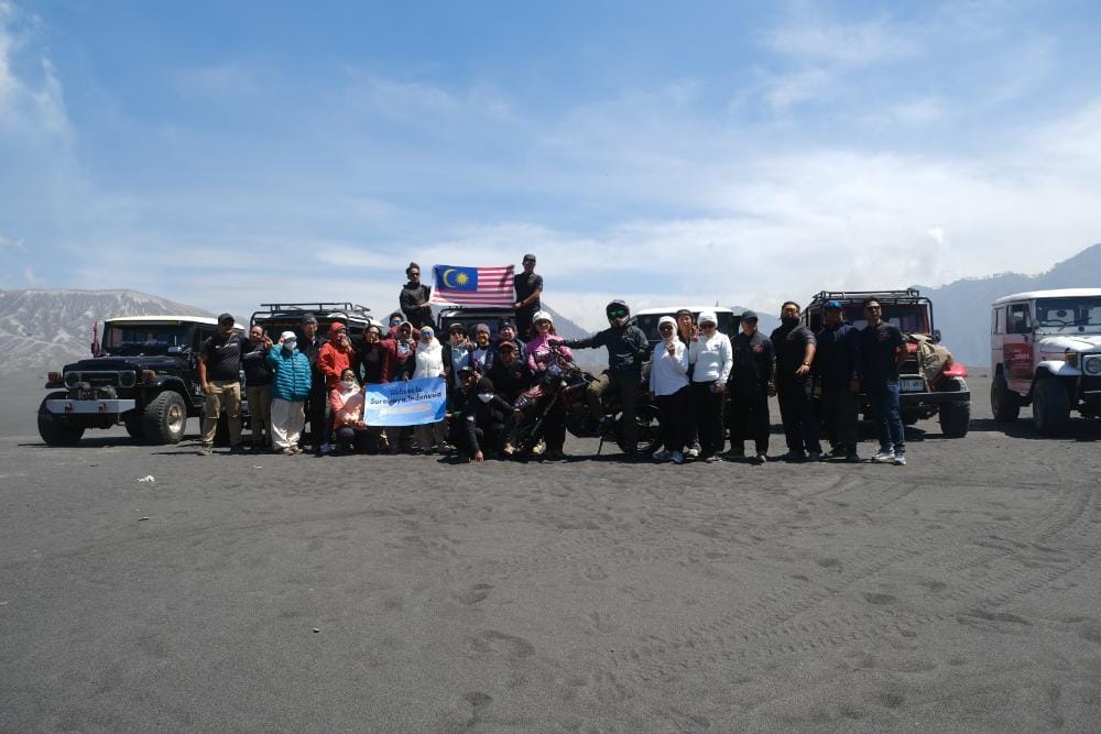 Group photo with jeeps in the background at Whispering Sands, Mount Bromo