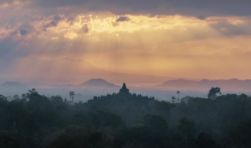 Punthuk Setumbu Sunrise: Iconic Misty Temple View